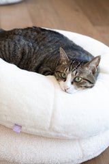Ocatnip Sourdough Pudding Bed – 24″ round cream faux-fur bolster cat bed with center dip